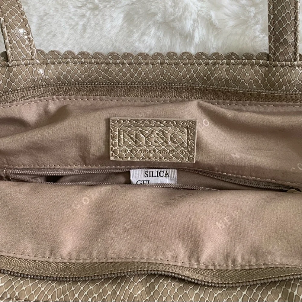 NEW YORK & COMPANY NWT! Faux Snakeskin Tote Taupe‎ Handles/Zippers/Compartments